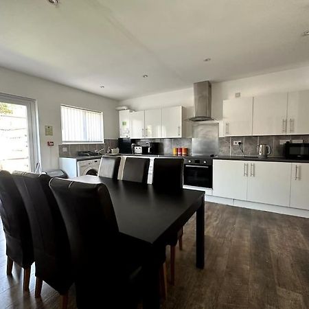 Spacious Holiday Home Near Tube Station - By Starlet Stays Londyn Zewnętrze zdjęcie