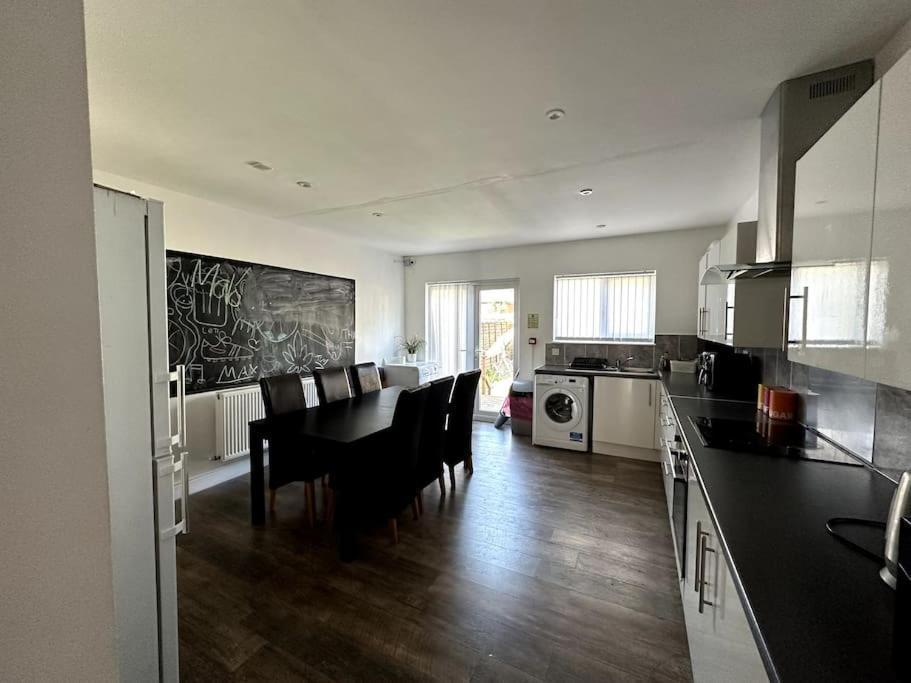 Spacious Holiday Home Near Tube Station - By Starlet Stays Londyn Zewnętrze zdjęcie