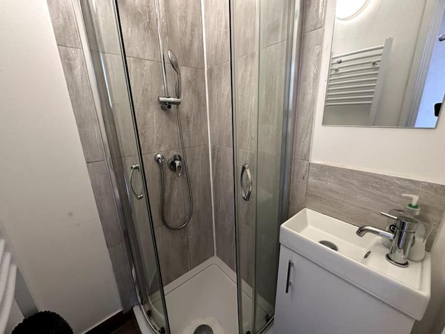 Spacious Holiday Home Near Tube Station - By Starlet Stays Londyn Zewnętrze zdjęcie