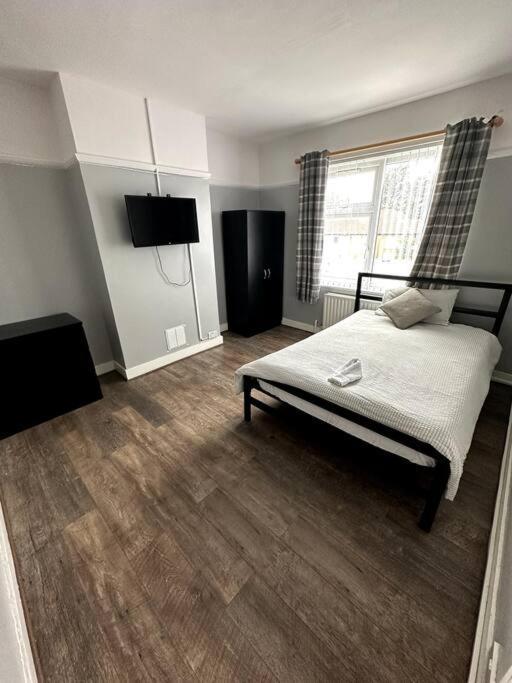 Spacious Holiday Home Near Tube Station - By Starlet Stays Londyn Zewnętrze zdjęcie