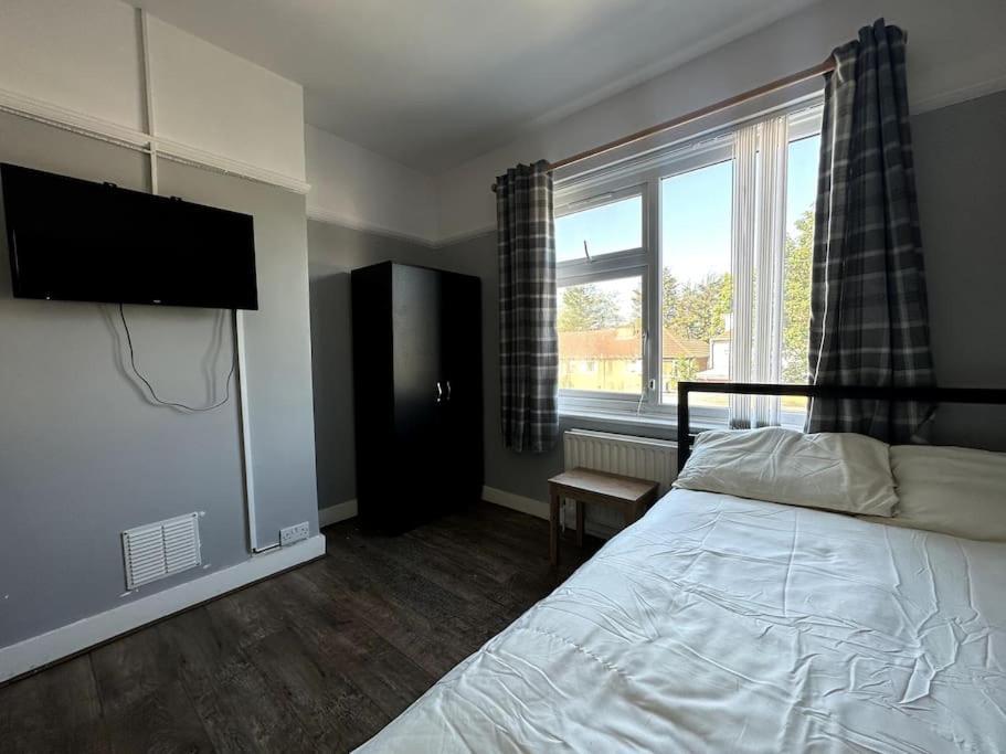 Spacious Holiday Home Near Tube Station - By Starlet Stays Londyn Zewnętrze zdjęcie