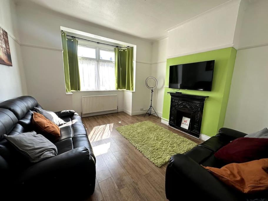 Spacious Holiday Home Near Tube Station - By Starlet Stays Londyn Zewnętrze zdjęcie