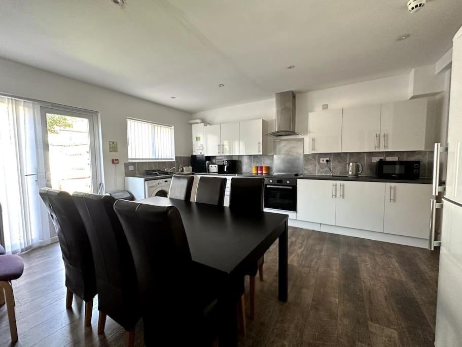 Spacious Holiday Home Near Tube Station - By Starlet Stays Londyn Zewnętrze zdjęcie
