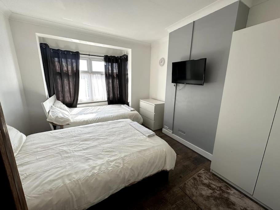 Spacious Holiday Home Near Tube Station - By Starlet Stays Londyn Zewnętrze zdjęcie