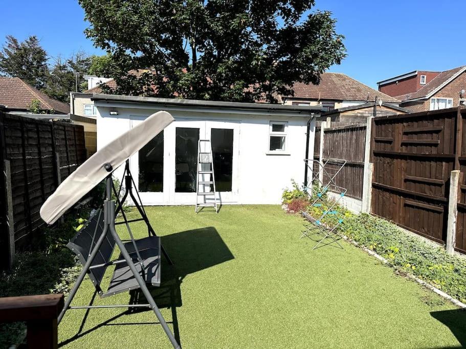 Spacious Holiday Home Near Tube Station - By Starlet Stays Londyn Zewnętrze zdjęcie